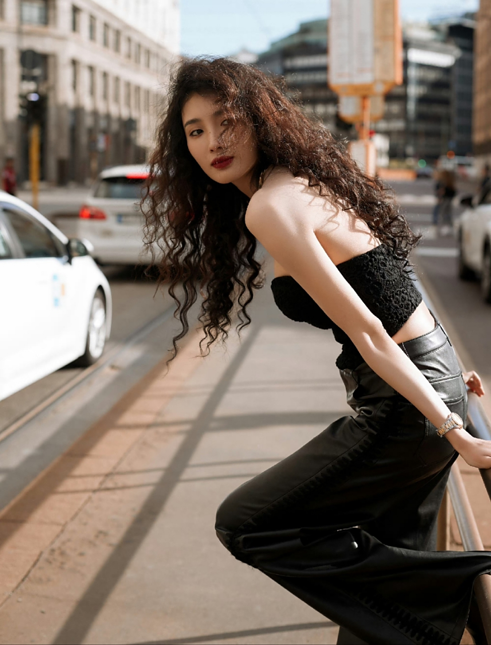 王紫璇黑色抹胸衣街拍,酥胸白花花好丰满!