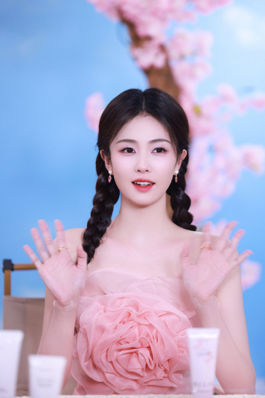 白鹿粉色长裙配双马尾美爆了,甜美可爱迷人至极,让人一见倾心!