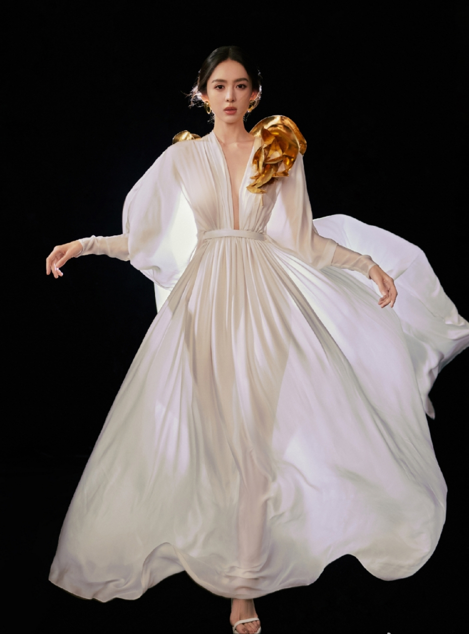 古力娜扎深v睡衣写真,这透明长裙充满了诱惑力,迷人至极!