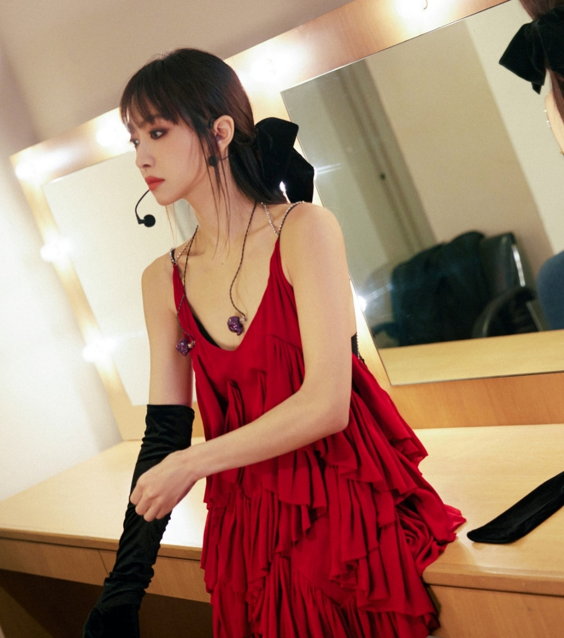 宋茜红色吊带连衣裙写真,皮肤白皙身材性感,迷人的气息太浓了!