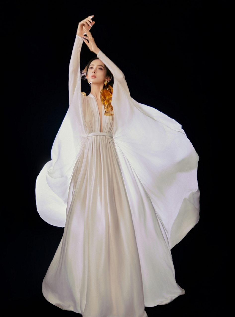 古力娜扎深v睡衣写真,这透明长裙充满了诱惑力,迷人至极!