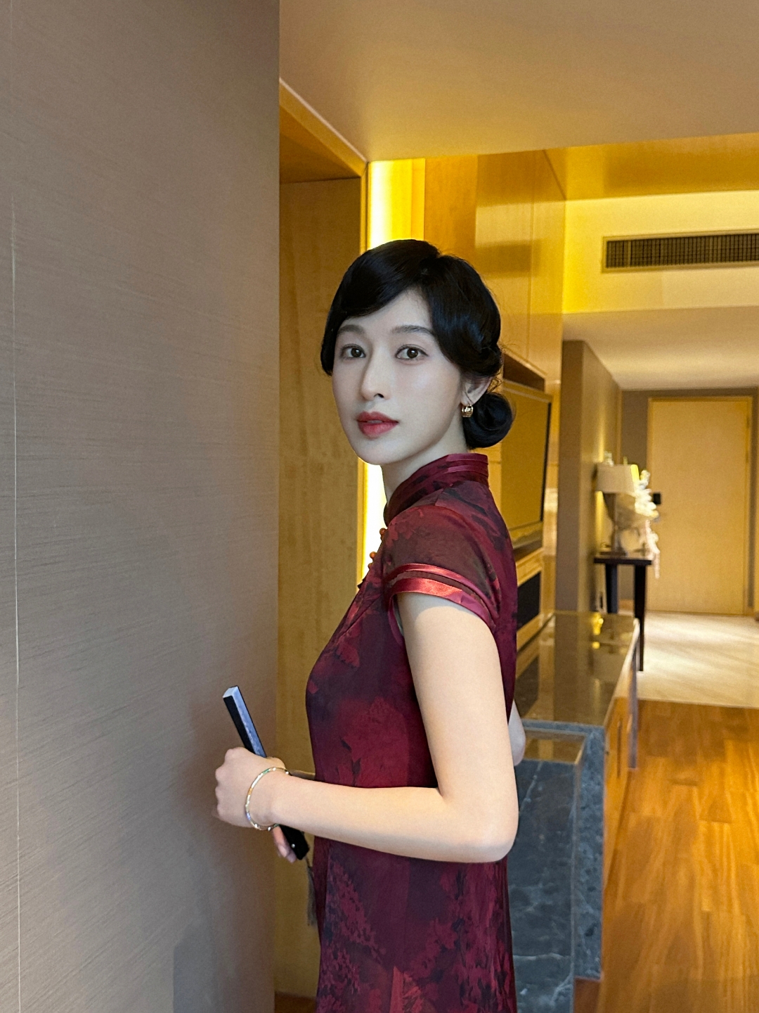 张俪旗袍穿搭太美了,充分展现了东方女性的端庄与优雅,迷人至极!