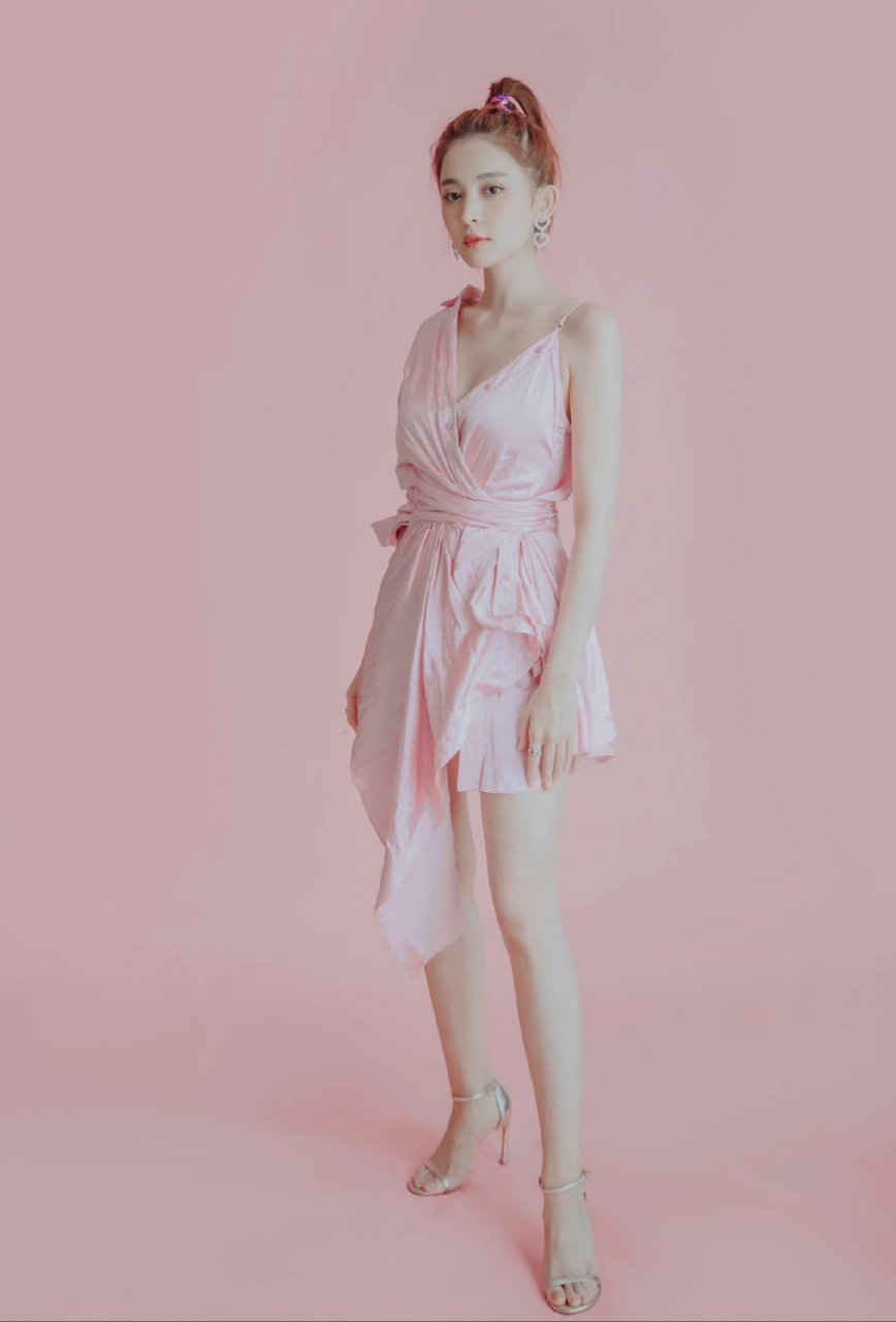 古力娜扎这是穿的睡衣吧,笑容甜蜜但身材好性感!