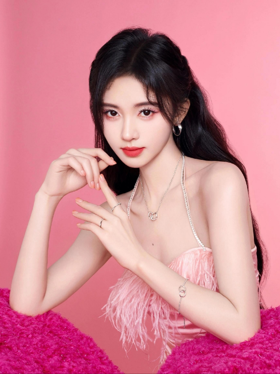 鞠婧祎粉色吊带裙写真,甜美浪漫魅力四射,太迷人了!