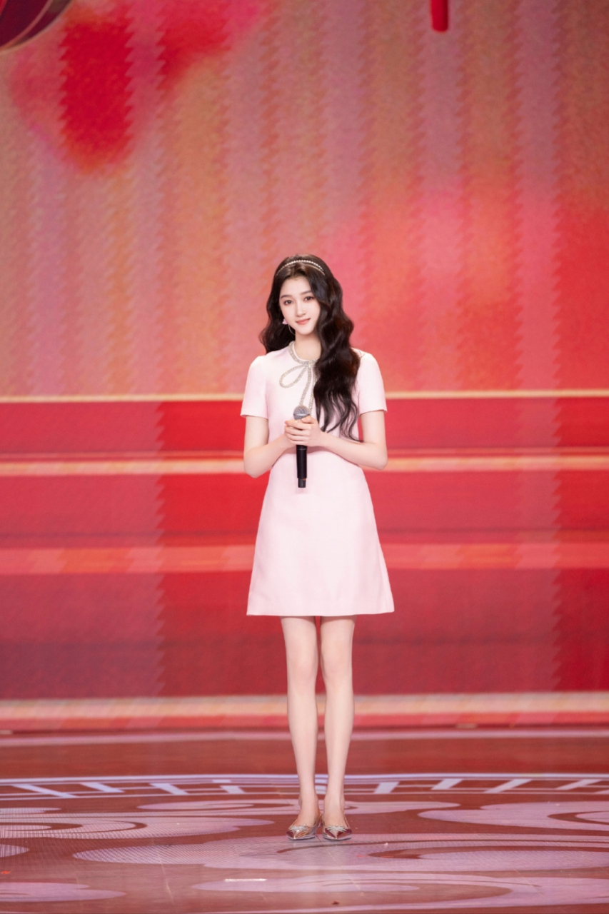 关晓彤粉色连衣裙写真,甜美可爱深入人心,真是迷人至极!