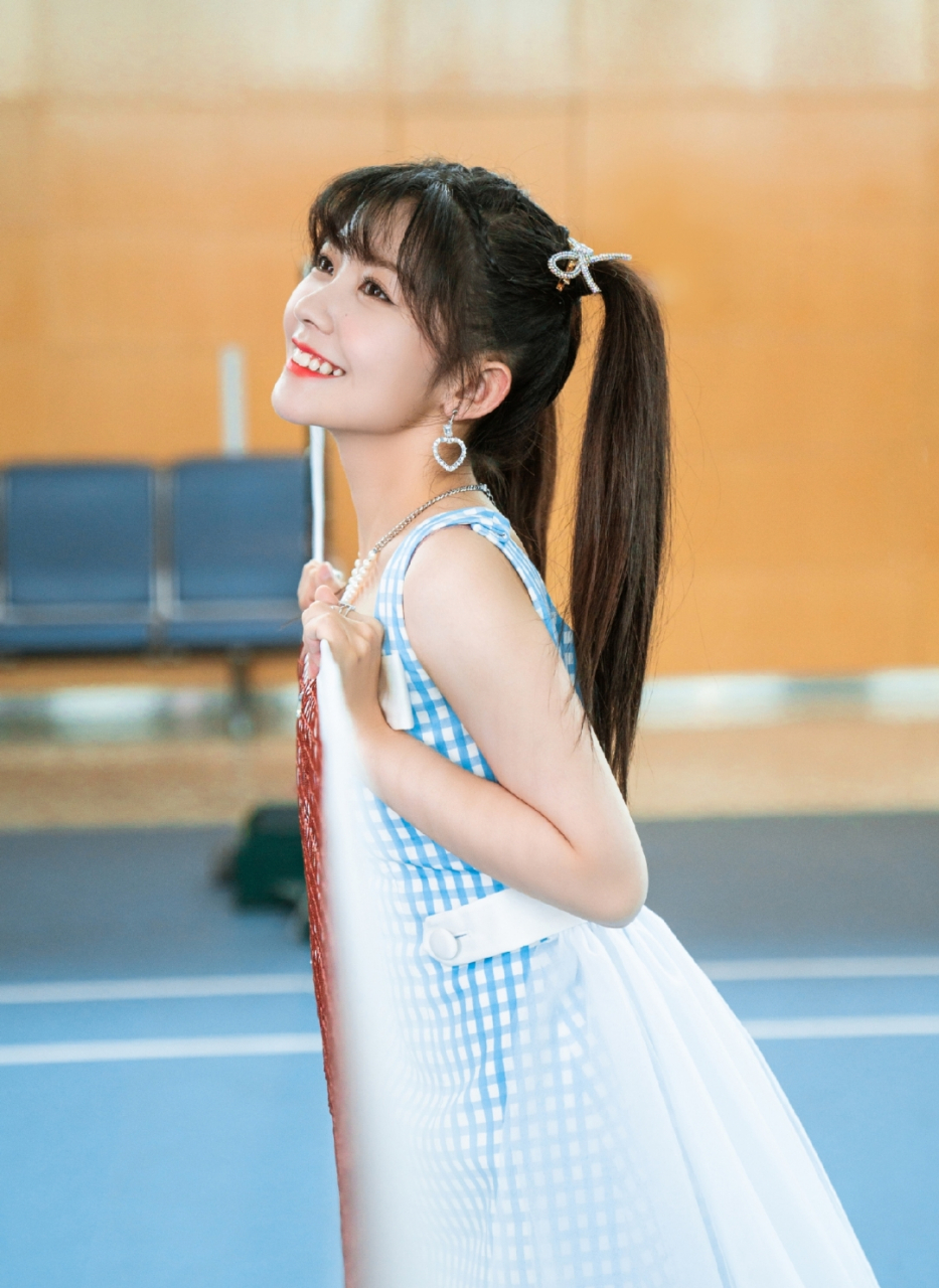 赖美云蓝色方格连衣裙美照,娇小柔弱的身材想不到会这么甜,好可爱呀!