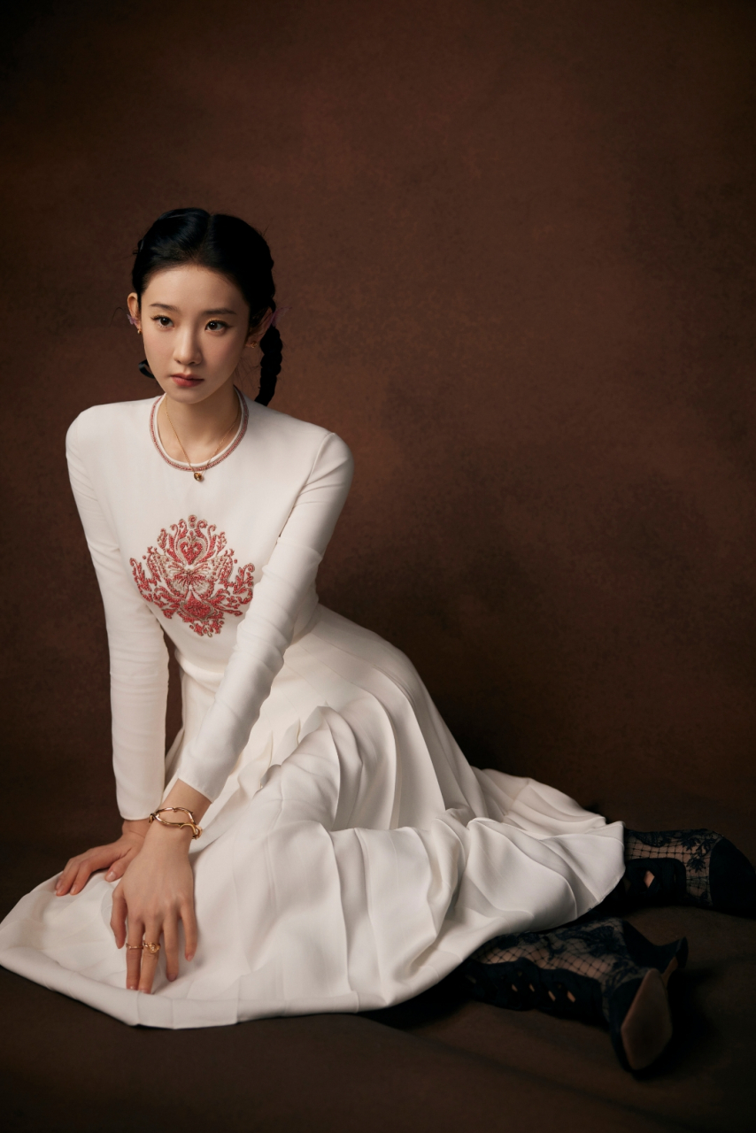 张艺凡紧身衣太诱人了,高贵气质与优雅坐姿尽显女神风范!