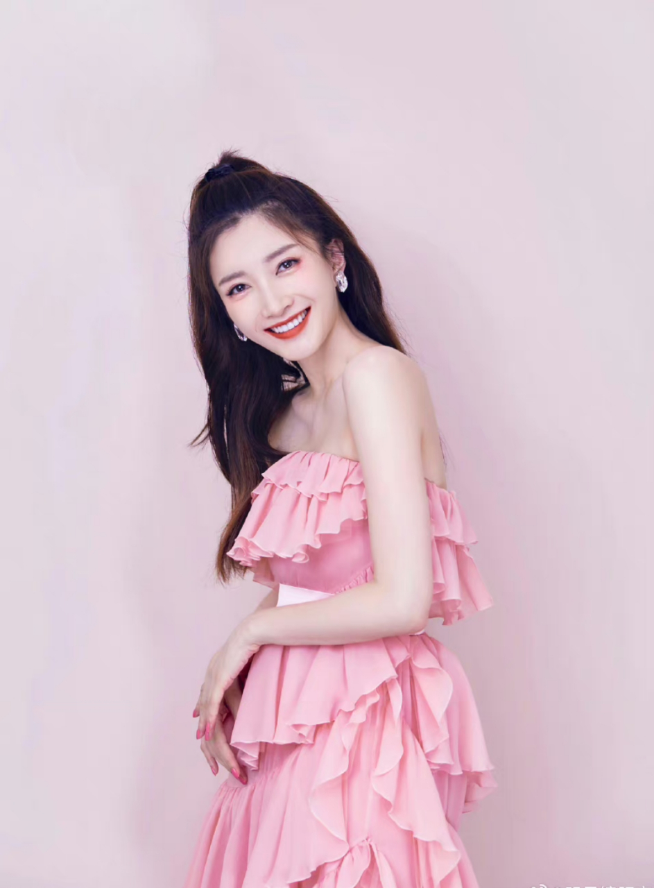 江疏影身穿粉色长裙难掩修长美腿,就连脚趾都这么有诱惑力!