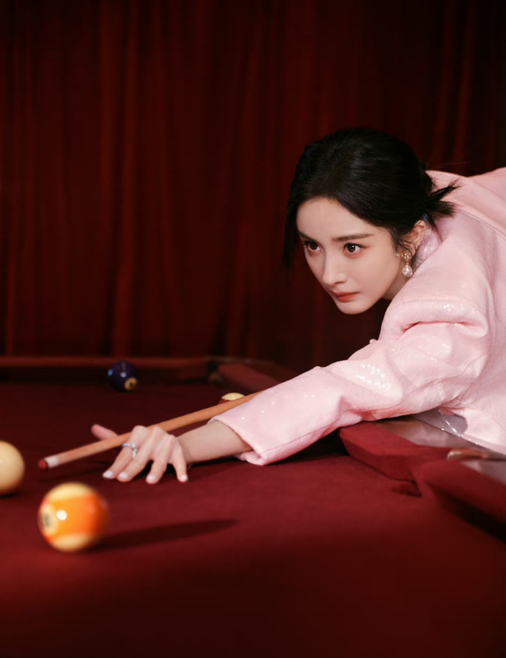 杨幂打台球姿势好酷啊,就是不知道水平怎么样?