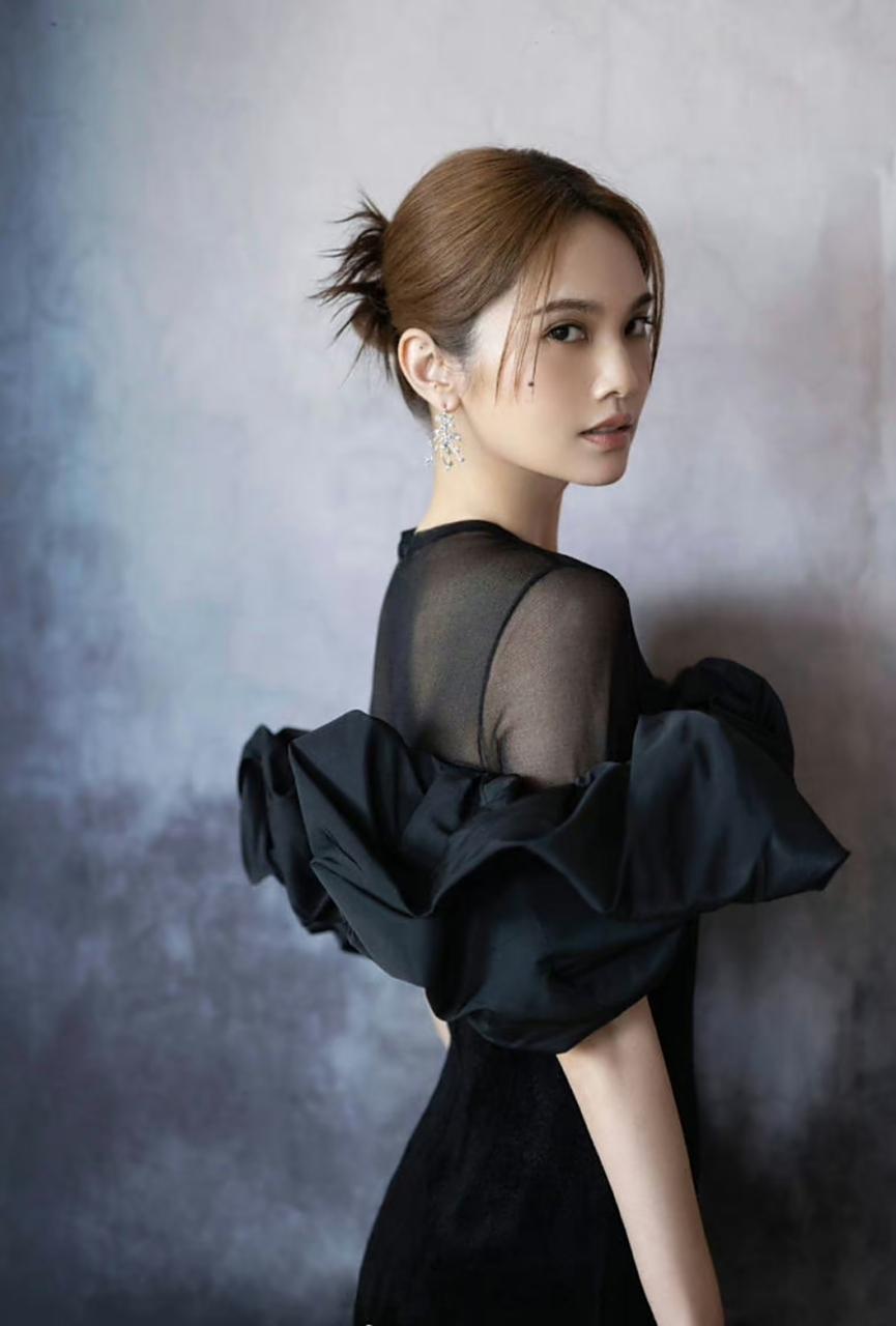 杨丞琳身穿黑色长裙勾勒曼妙身材,那颗美人痣就是最完美的点缀!