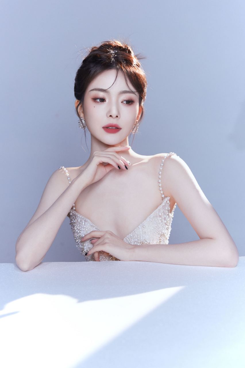 陈卓璇璀璨吊带长裙写真,皮肤白皙仙气飘飘,女人味十足!#2024我想说