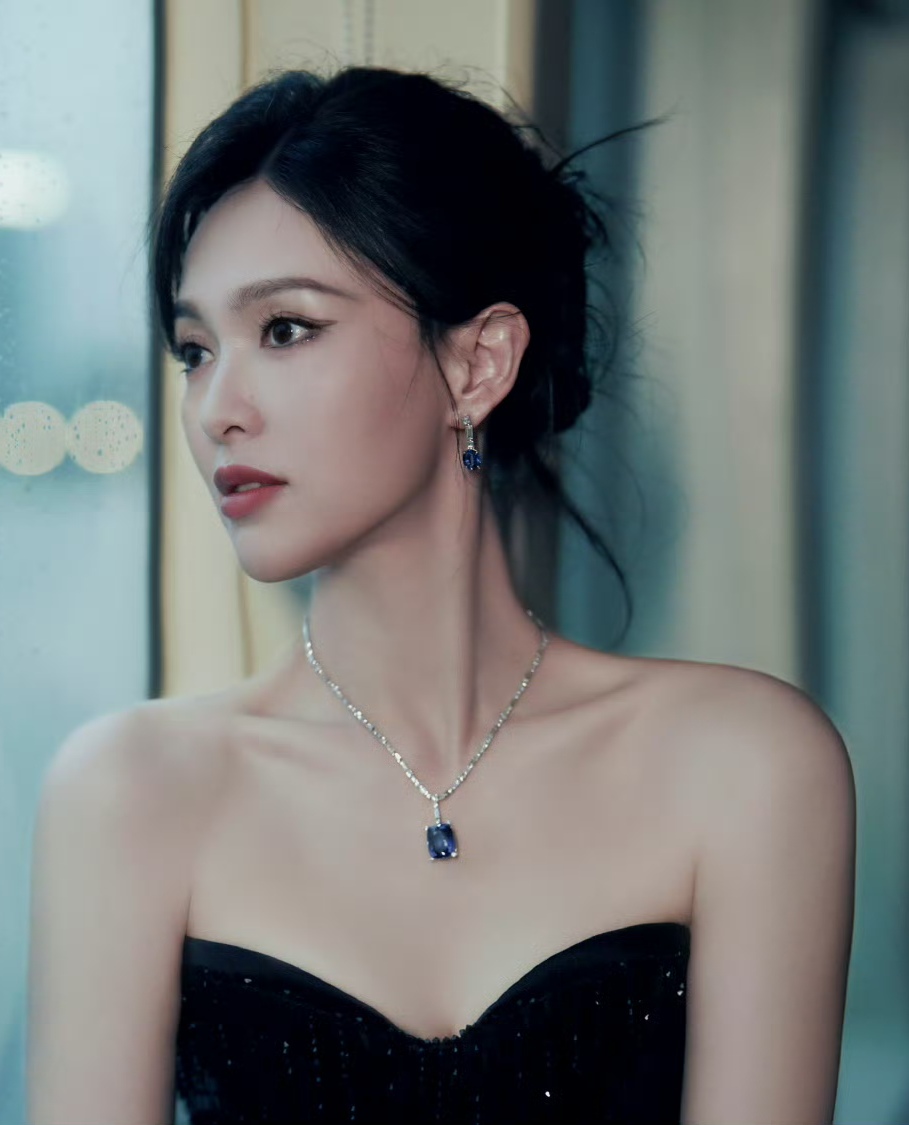 唐嫣低胸黑裙写真,美白光滑美背诱人至极,配上迷人气质太迷人了!