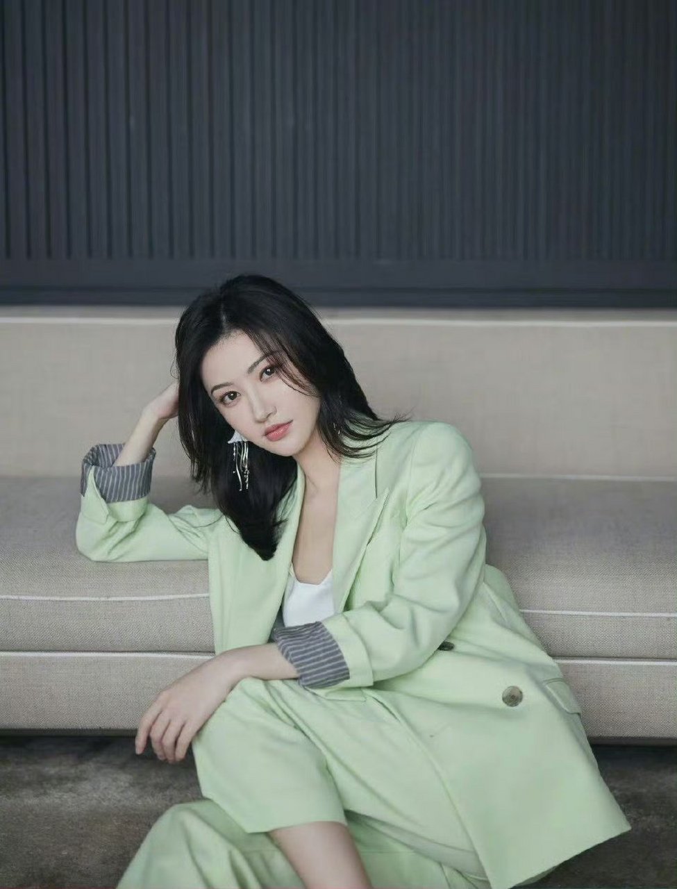 景甜白色吊带内衣写真,气质与性感完美结合!