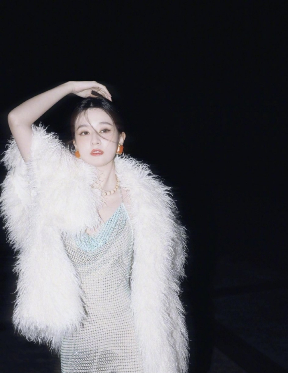 乔欣夜色透视裙凸显性感身材,毛绒披肩贵气十足!#2024我想说