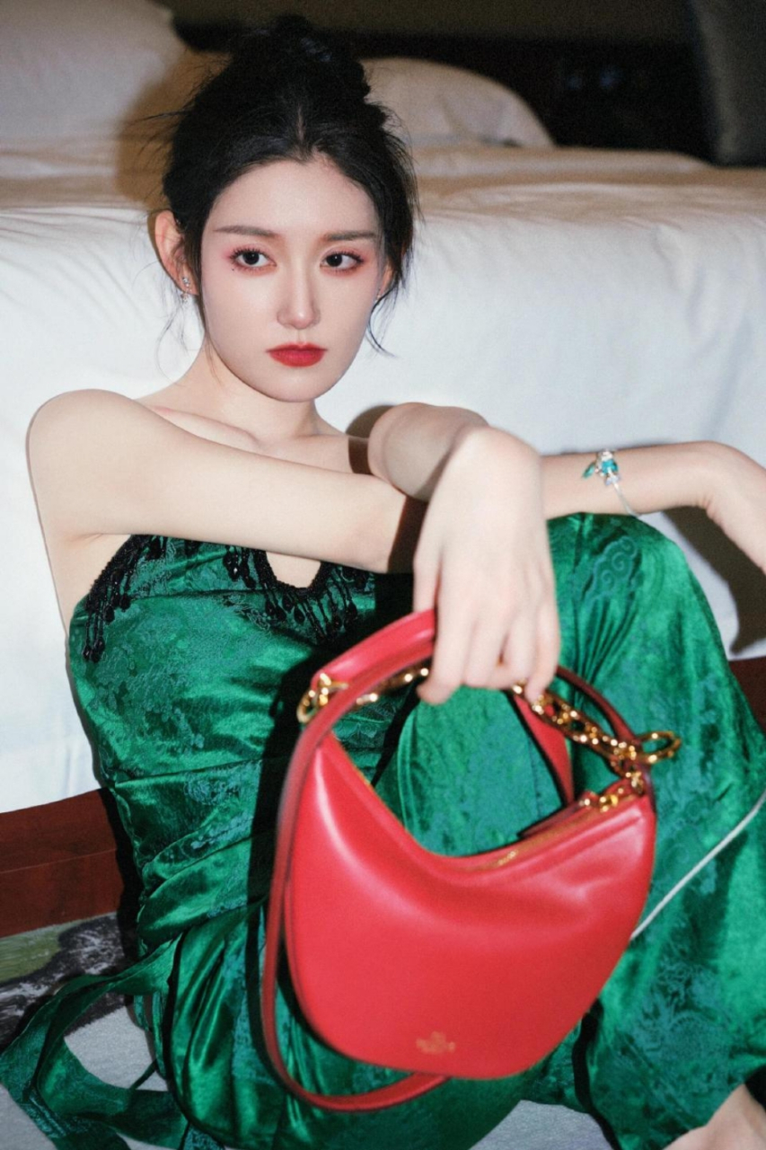蒋依依绿色吊带长裙写真,清秀颜值迷人至极,魅力爆棚!
