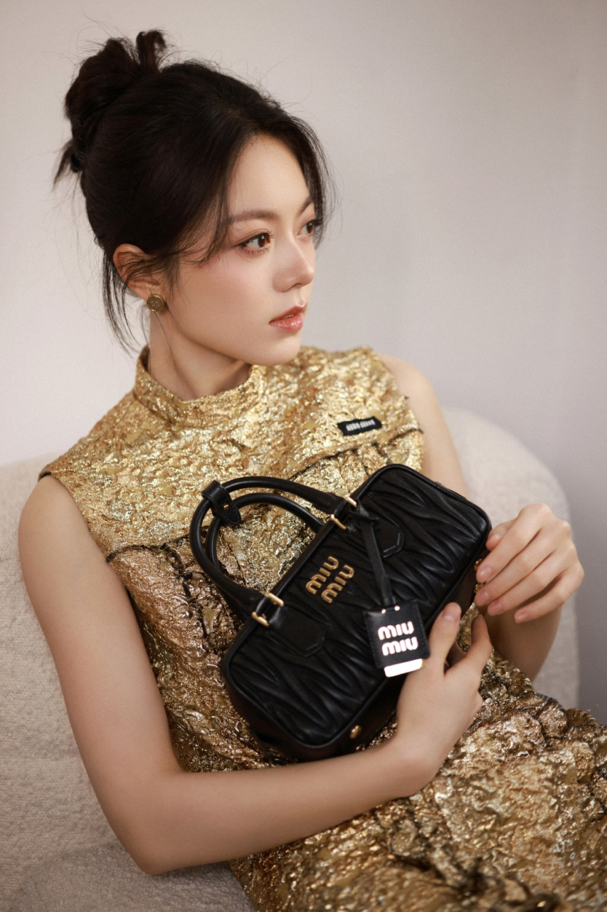 赵今麦国风穿搭大赏,小巧身材大秀美腿,魅力四射!