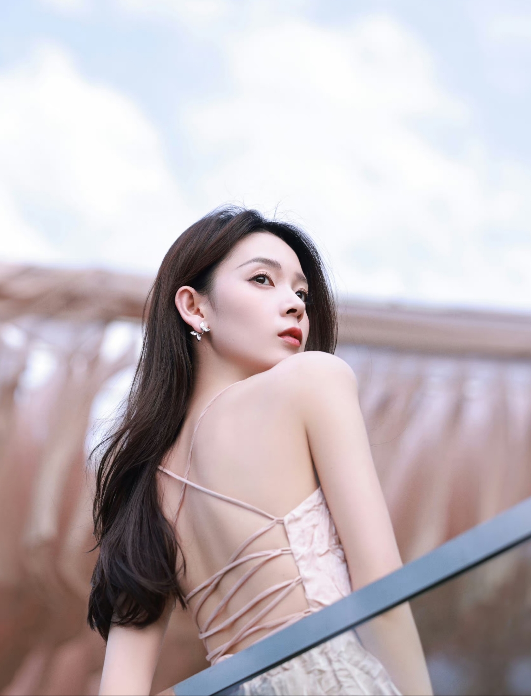 陈瑶粉色吊带长裙写真,光滑美背配上粉嫩玉足,让人毫无抵抗力!