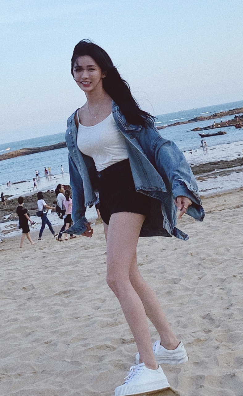蔡卓宜海滩美照,这长腿和酥胸确实诱人,想不去注意都难!