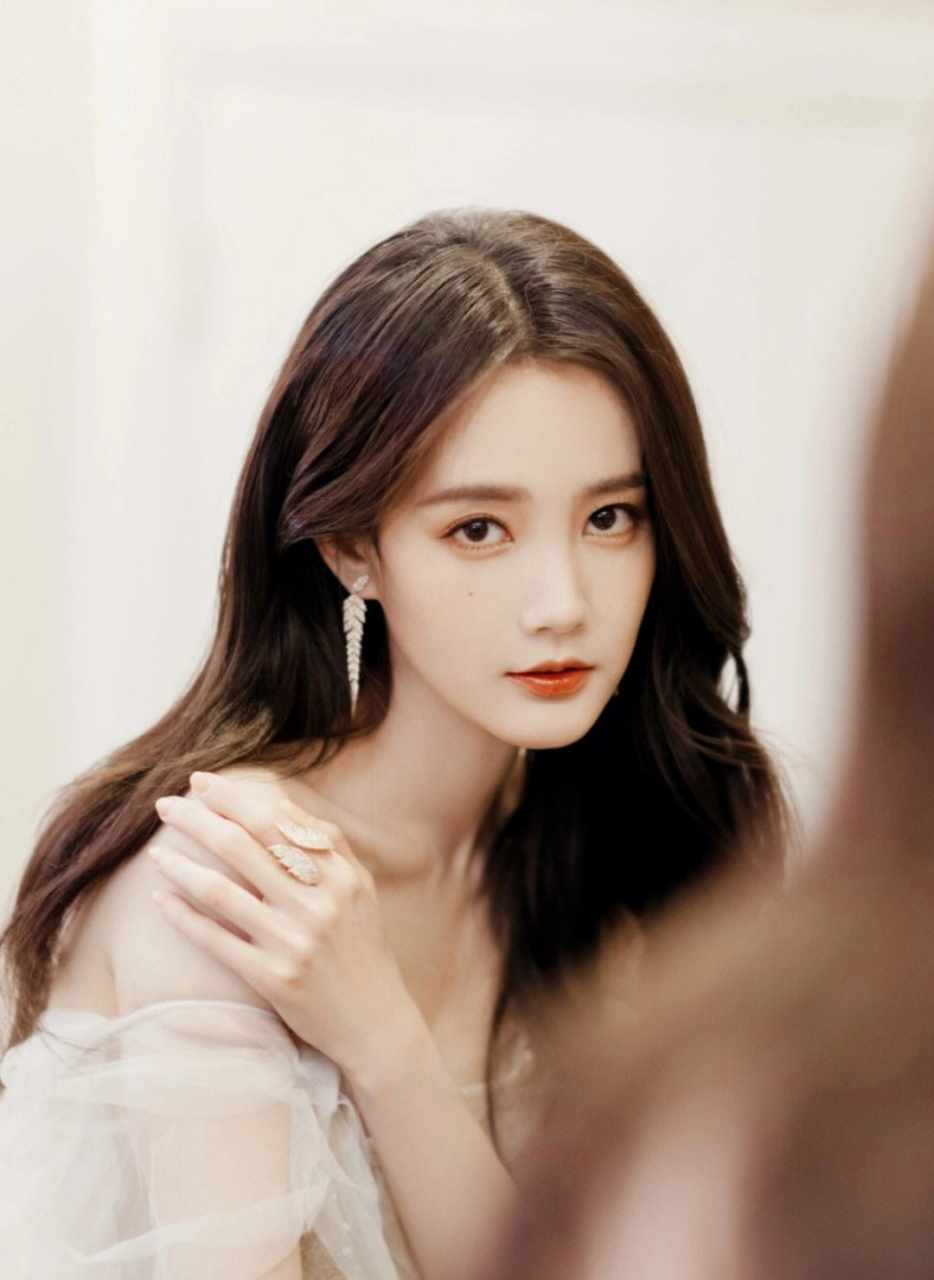 李一桐怎么这么美呀,不仅气质优雅迷人,笑容更是深入人心!