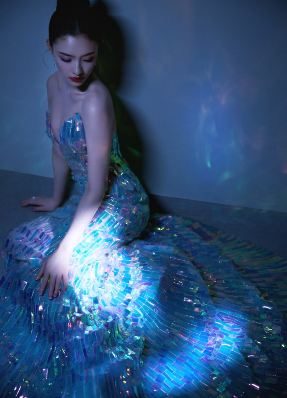 不愧是出演过美人鱼,林允这身姿线条太优美了,迷的人神魂颠倒!