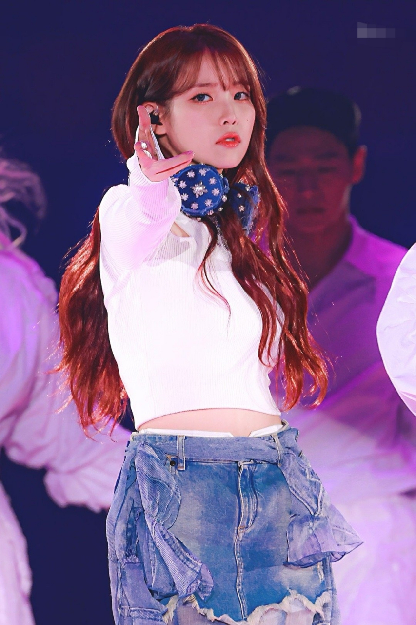 iu李知恩绝美舞台照大赏,身姿优美红唇诱人,情不自禁勾起人的保护欲!