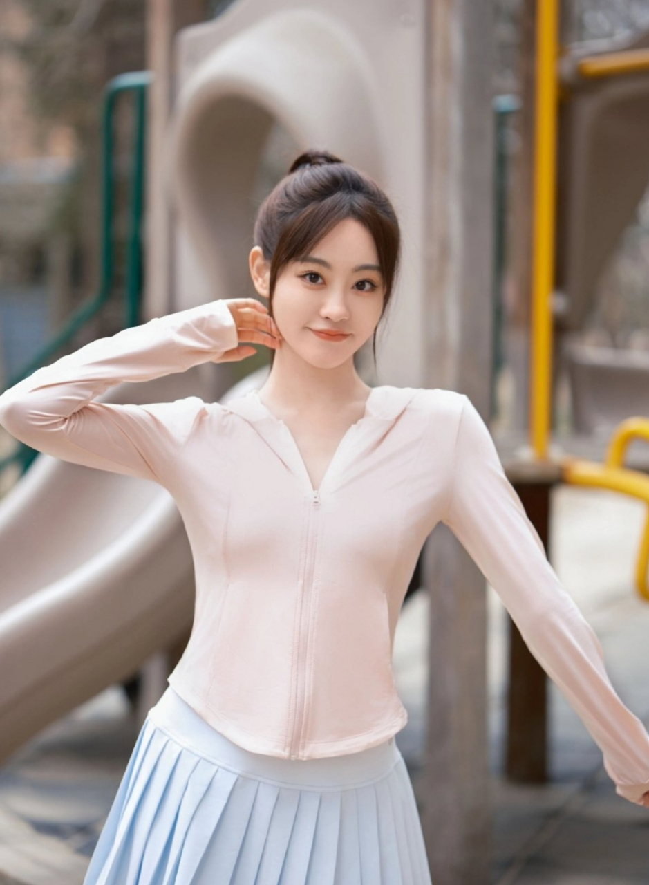 祝绪丹户外运动衣大赏,饱满圆润的身材魅力四射,微微隆起的美太诱人了