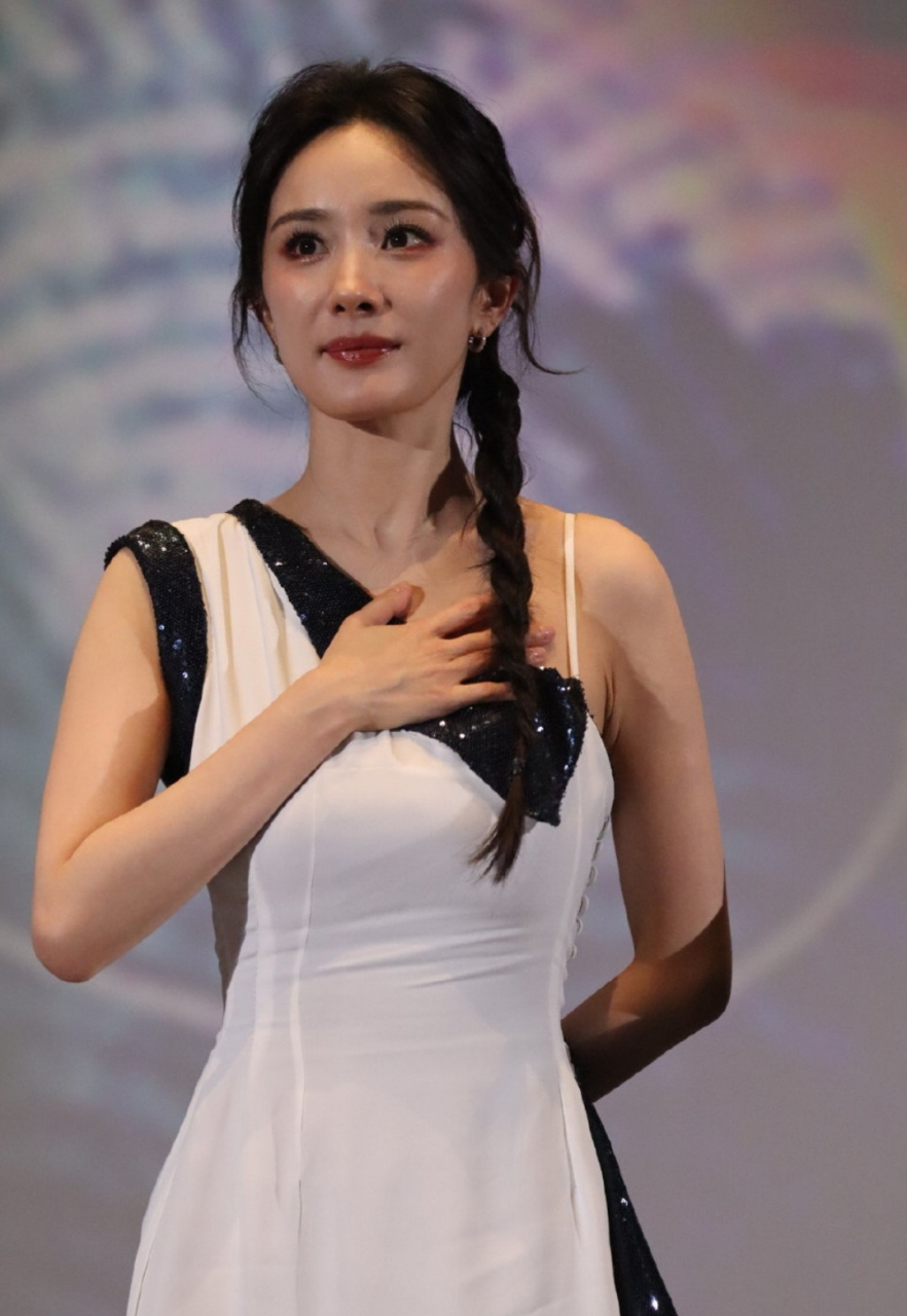 杨幂开叉长裙大赏,丰满的身材诱人的美腿,让其魅力飙升,太美了!