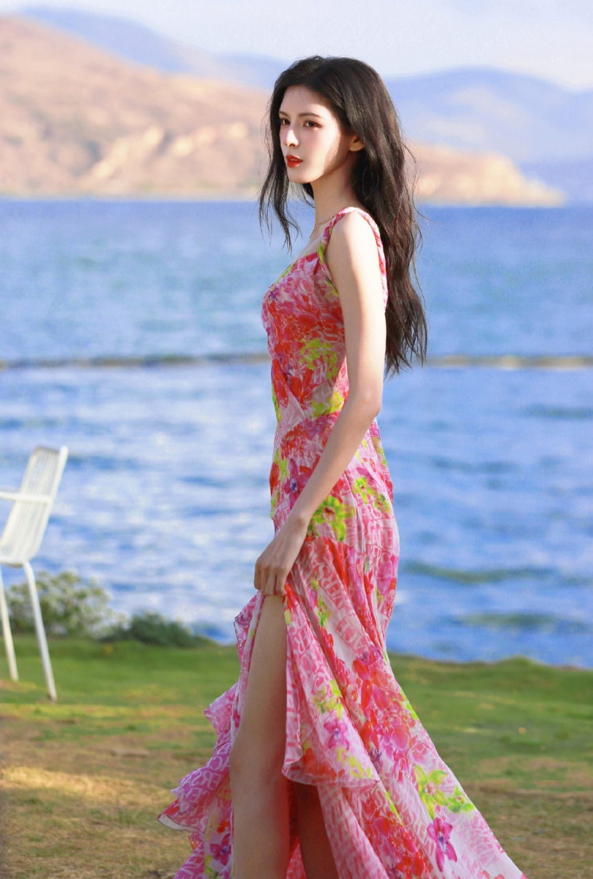 张予曦吊带碎花裙写真,无论是身材,颜值还是身高都无可挑剔,聪哥现在