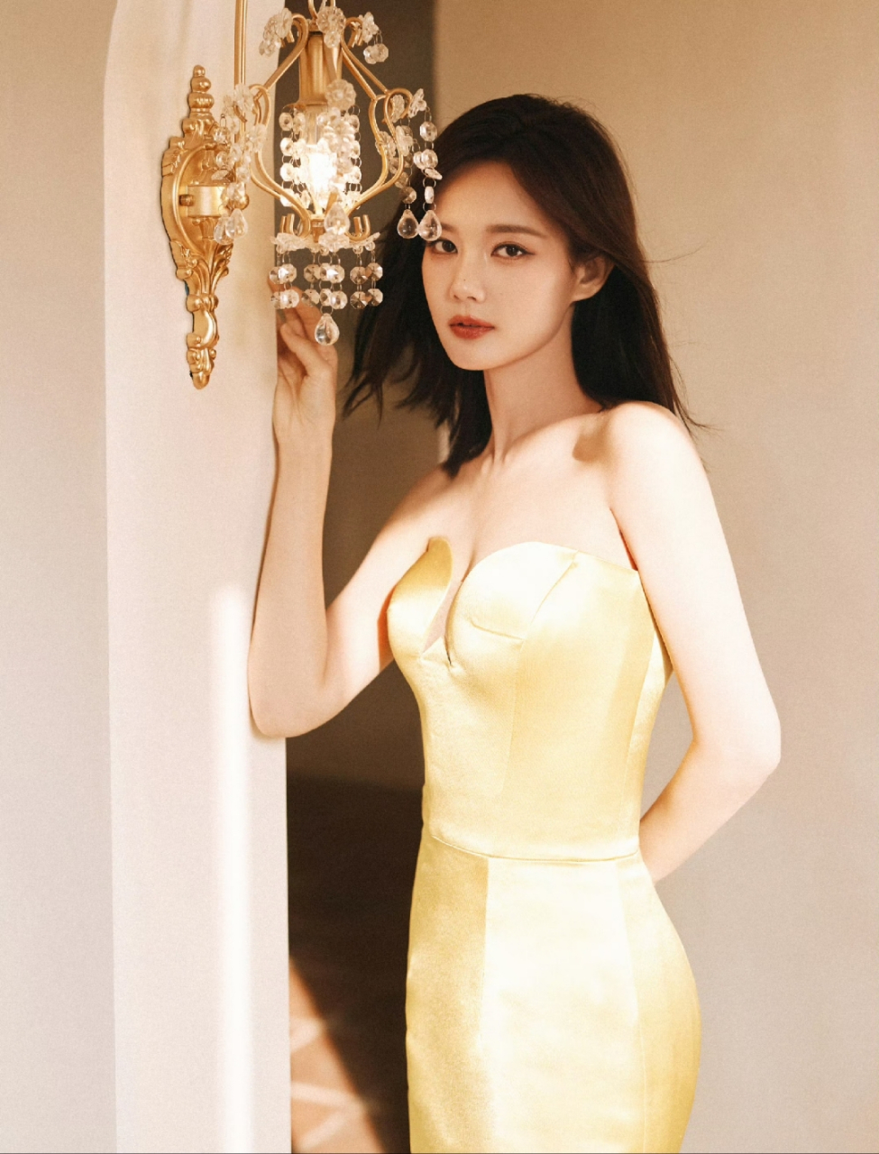 李一桐抹胸黄色长裙写真,不仅颜值迷人,原来身材也这么有料啊!