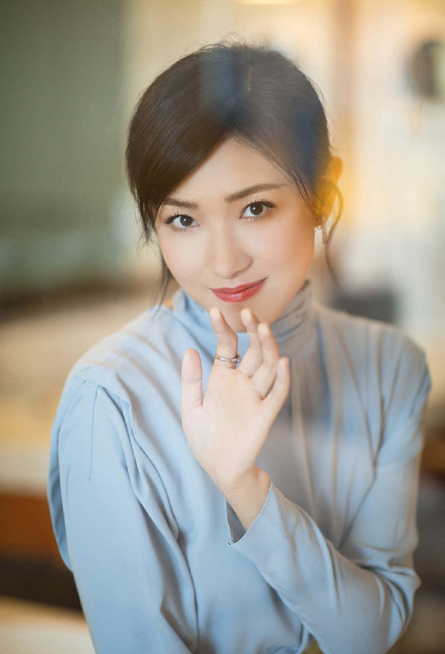 万茜蓝色高领上衣配短裙性感而又迷人,这美腿看着不香吗?#2024我想说