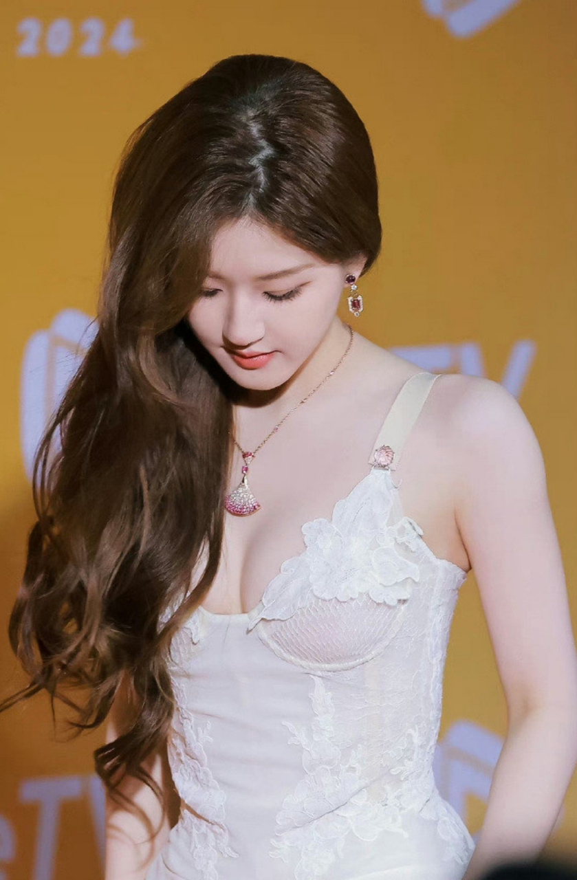 赵露思吊带紧身裙大赏,这傲人事业线太顶了,这就是炸裂的效果吗?