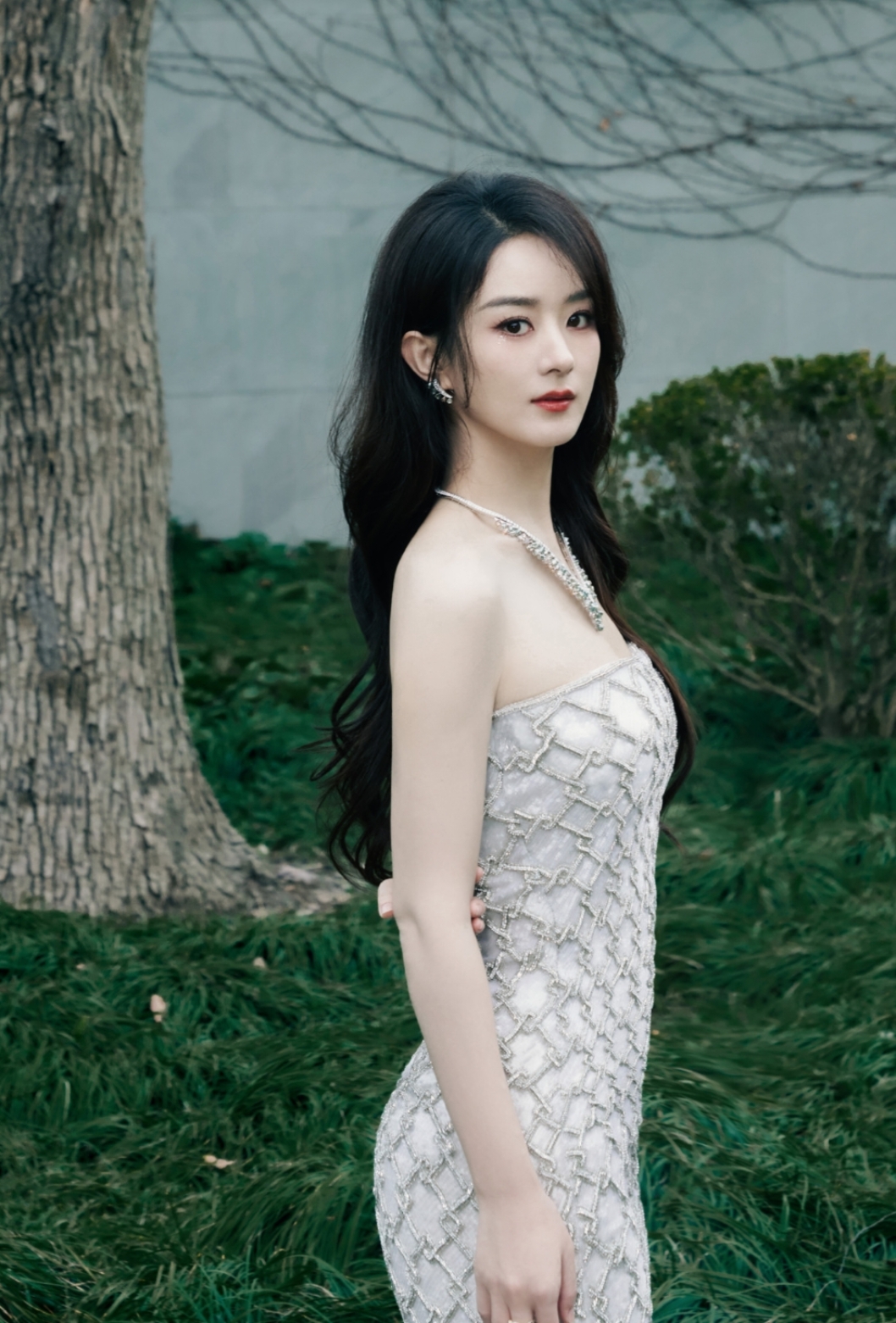 赵丽颖长裙优雅高贵气息迷人,这身材越来越丰满诱人了!