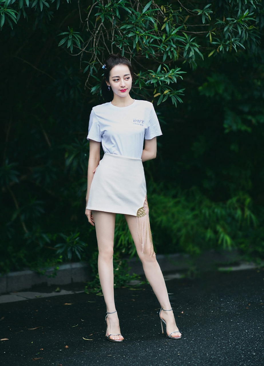 迪丽热巴美白大长腿秀,这么美且迷人的美腿内娱太少见了,你心动了吗?