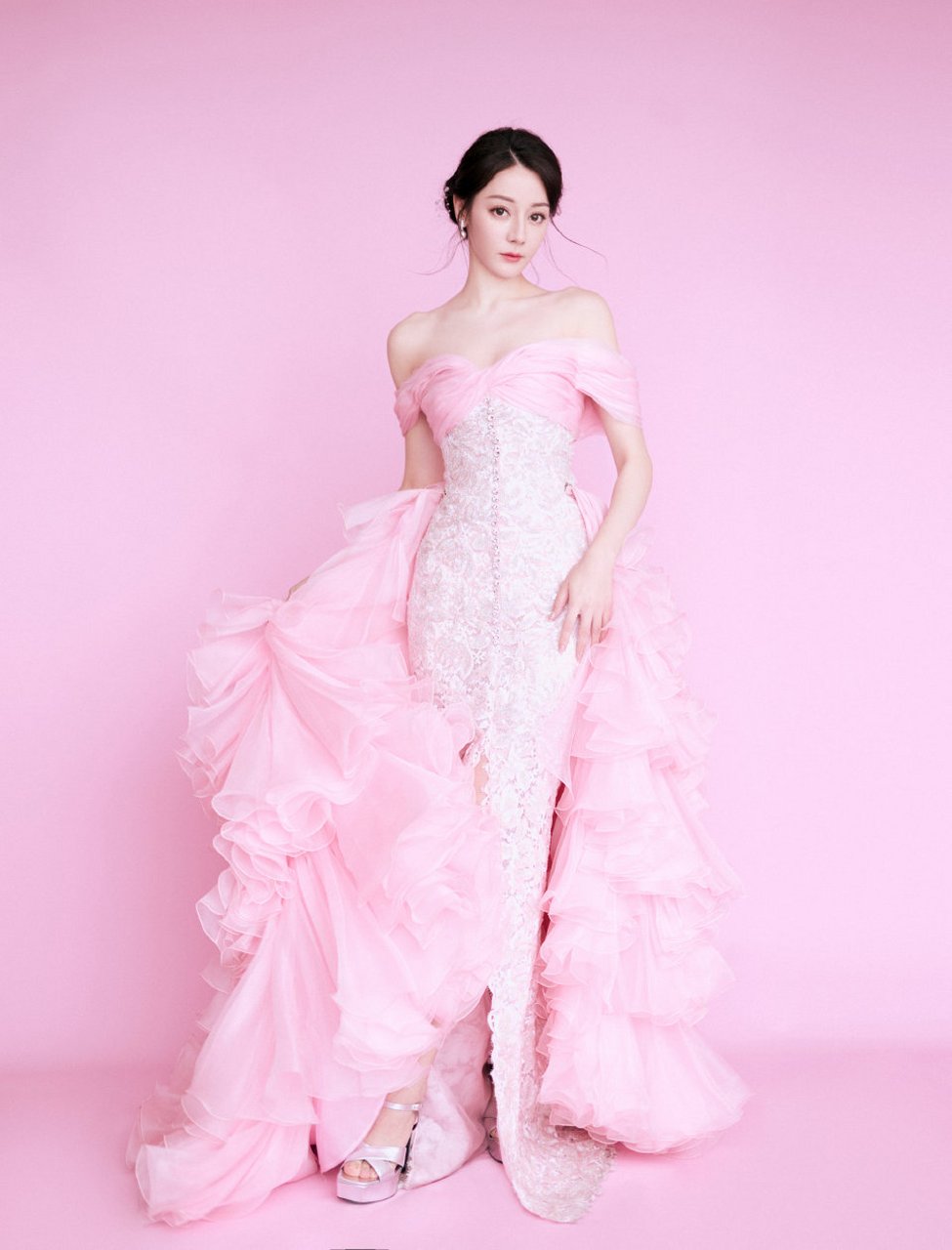 迪丽热巴粉色低胸长裙写真,甜美诱人,可爱感爆棚,太惹人喜爱了!