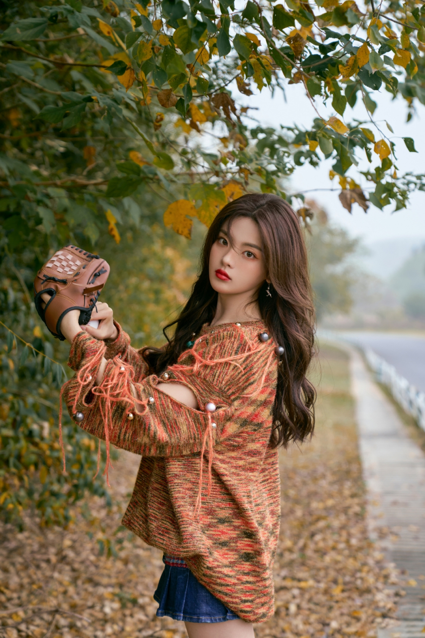 杨超越森林系写真,超短裙秀白皙光滑美腿,可爱与性感兼具,美爆了!