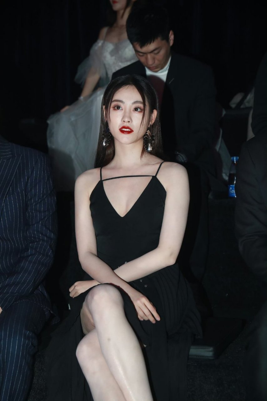 祝绪丹黑色吊带长裙美照,妖艳有气质,唯独缺少一份性感!#2024我想说