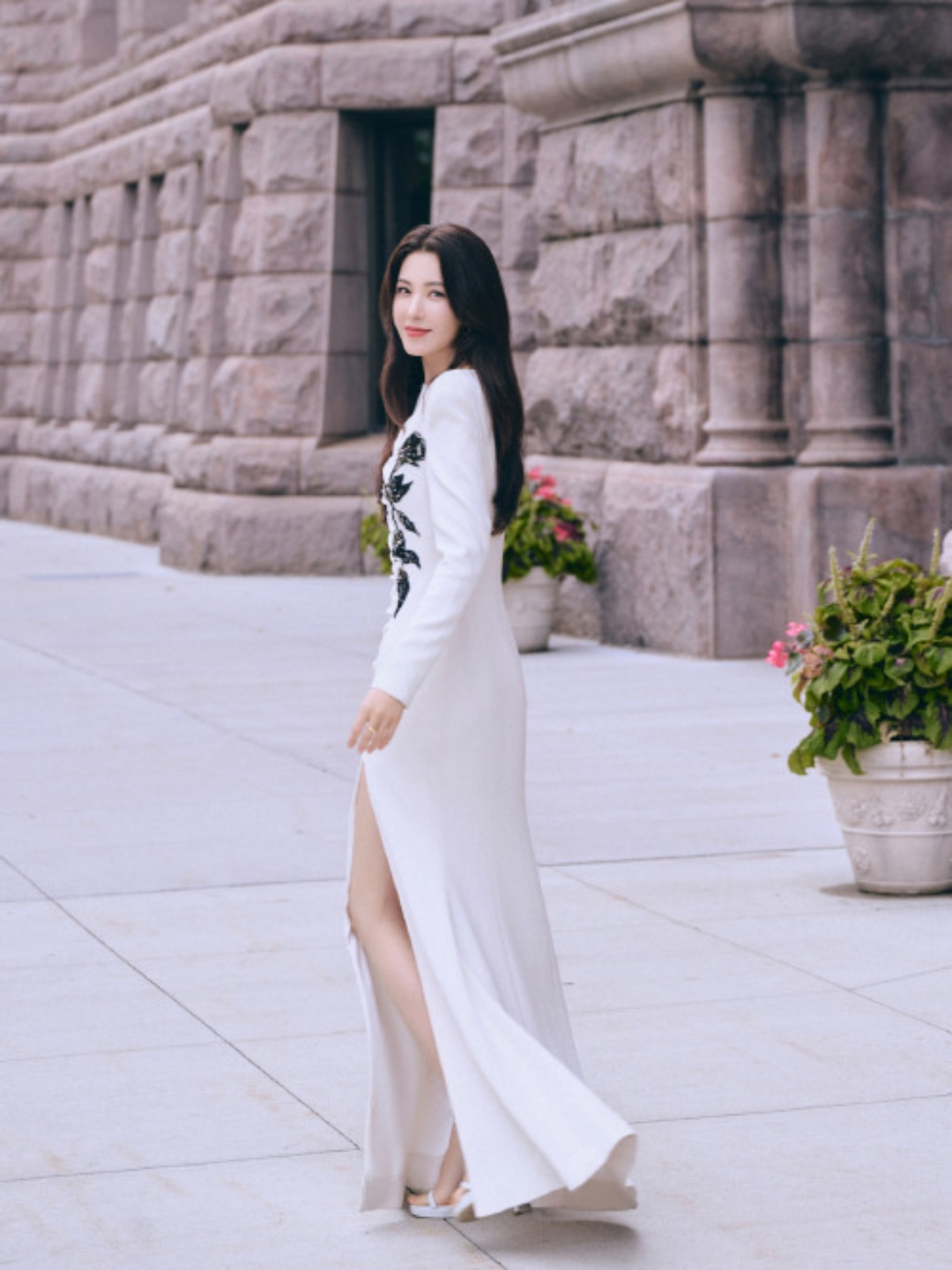 曾黎高开叉长裙大赏,白皙美腿玉足诱人至极,美爆了!