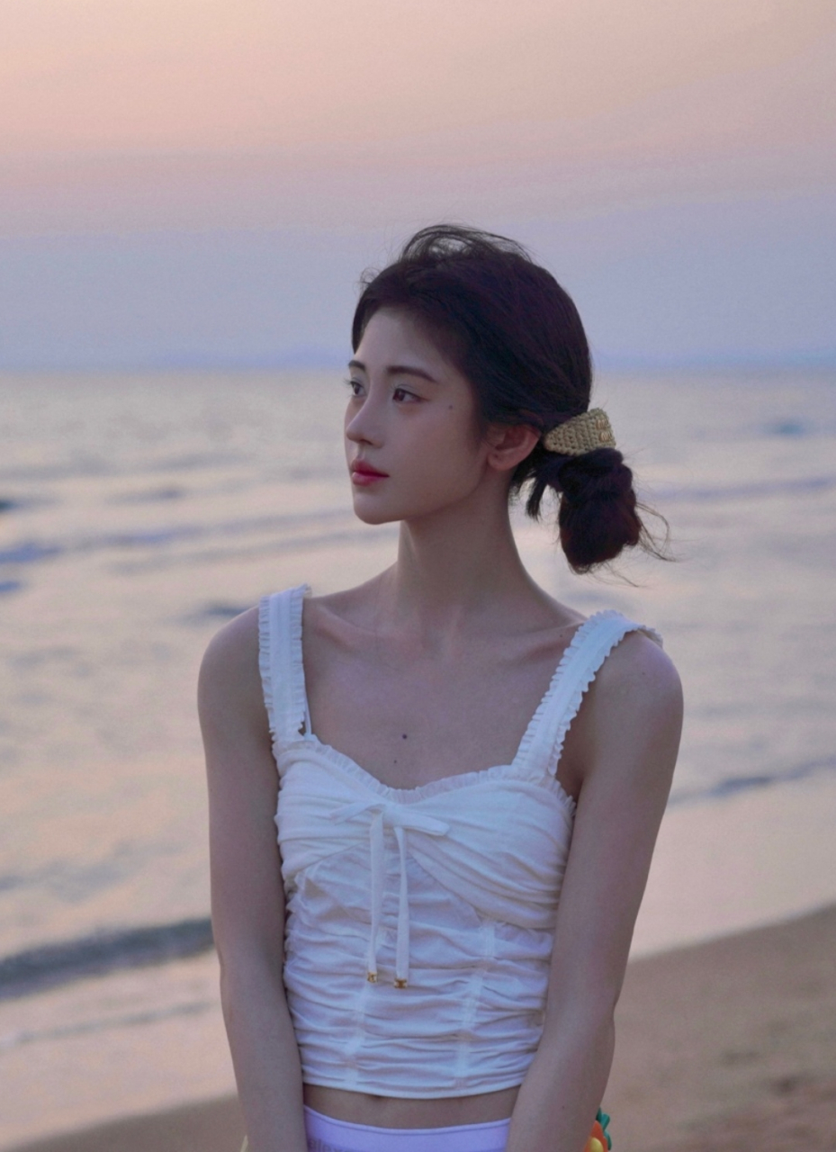 鞠婧祎白色内衣海边写真,甜美迷人青春靓丽,太美了!