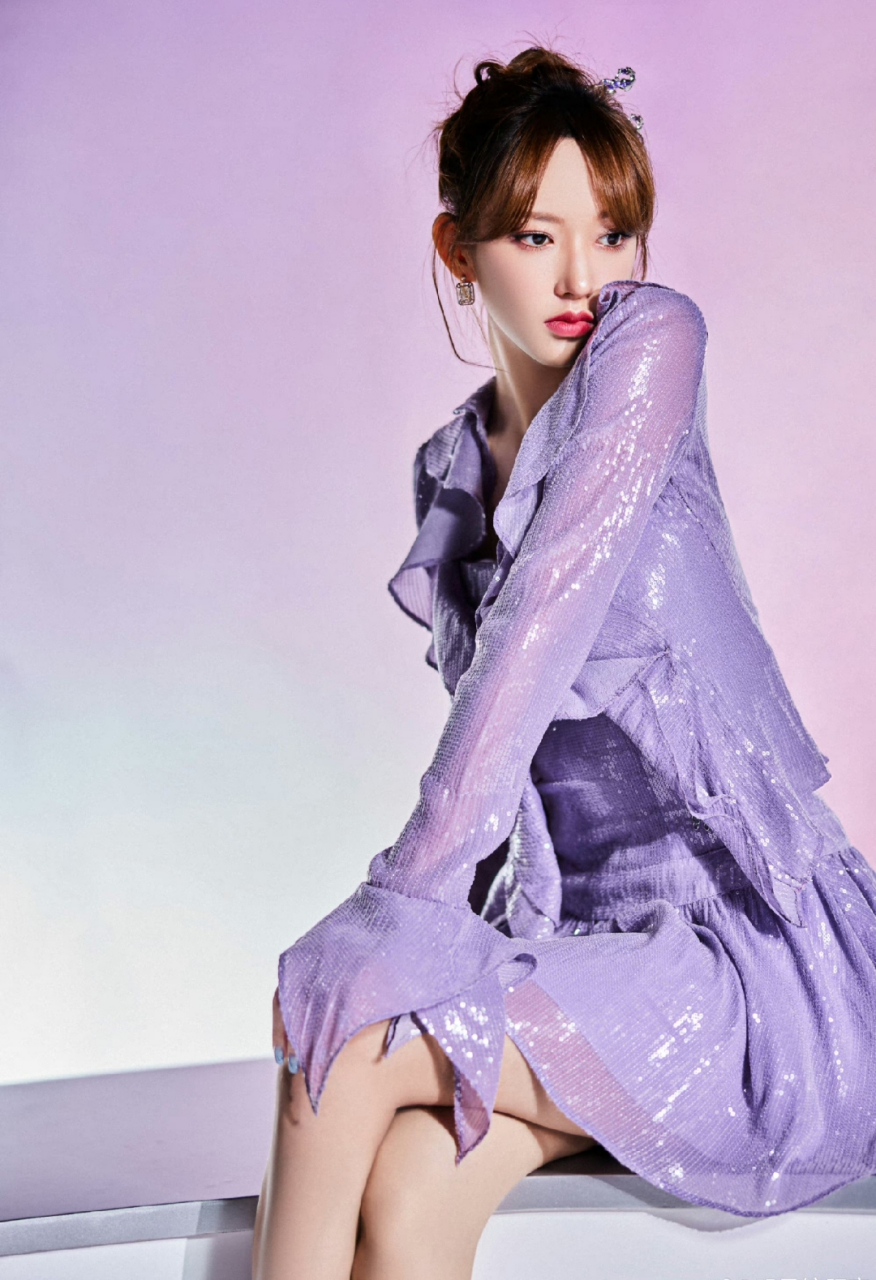 程潇一袭紫色短裙写真,眼神犀利身材性感!