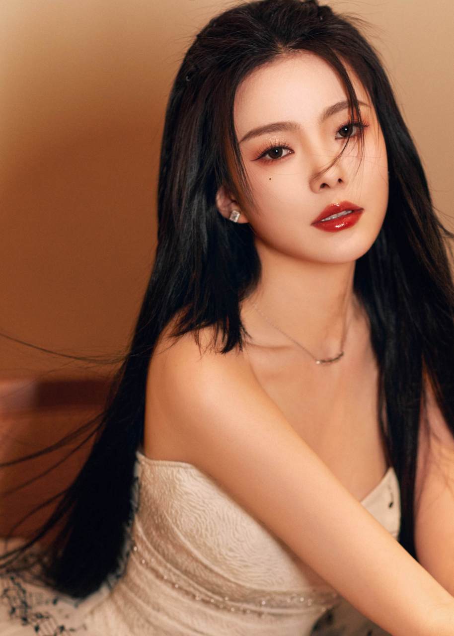 陈卓璇抹胸裙写真,饱满酥胸吸引人眼球,妥妥的一位魅力女神!