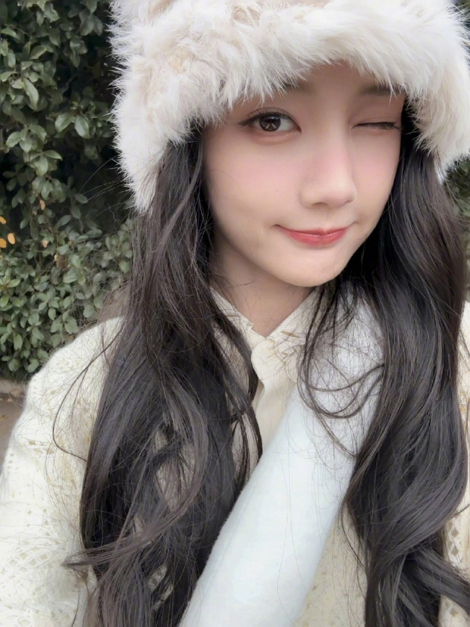 李一桐绝美户外自拍秀,甜美可爱让人心动不已,这脸蛋好迷人呀!
