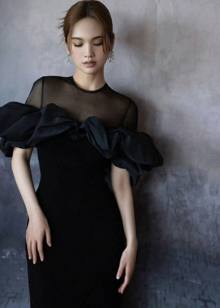杨丞琳身穿黑色长裙勾勒曼妙身材,那颗美人痣就是最完美的点缀!