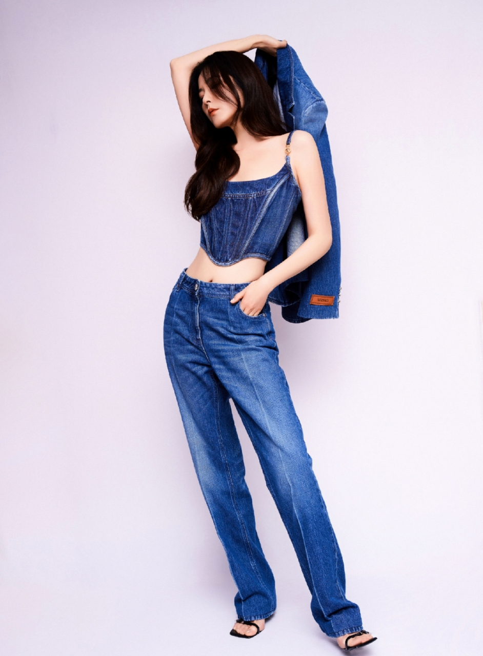 曾黎牛仔吊带内衣写真,这身材太性感了,满满的女人味!