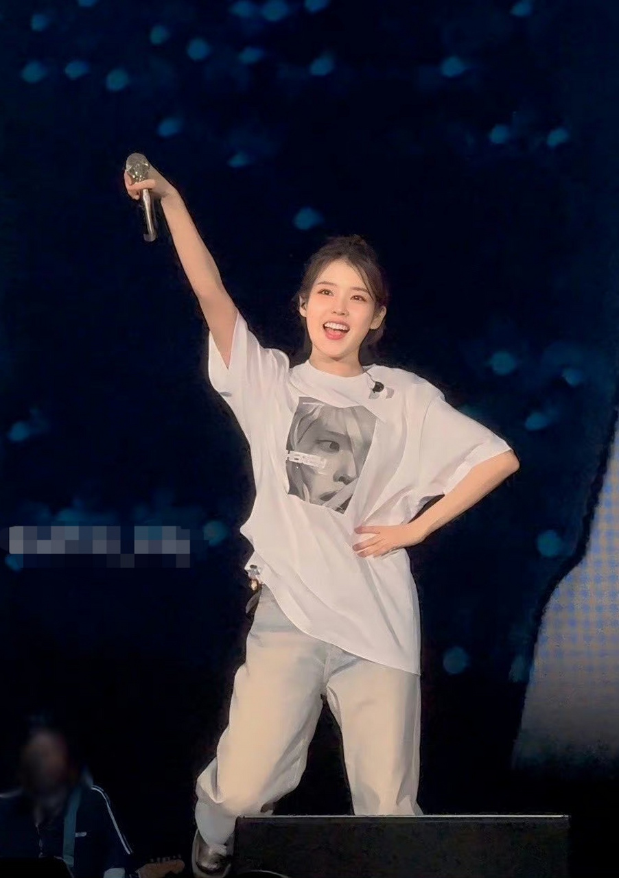 iu李知恩甜美舞台照抓拍,清纯可爱魅力四溢,让人怦然心动!