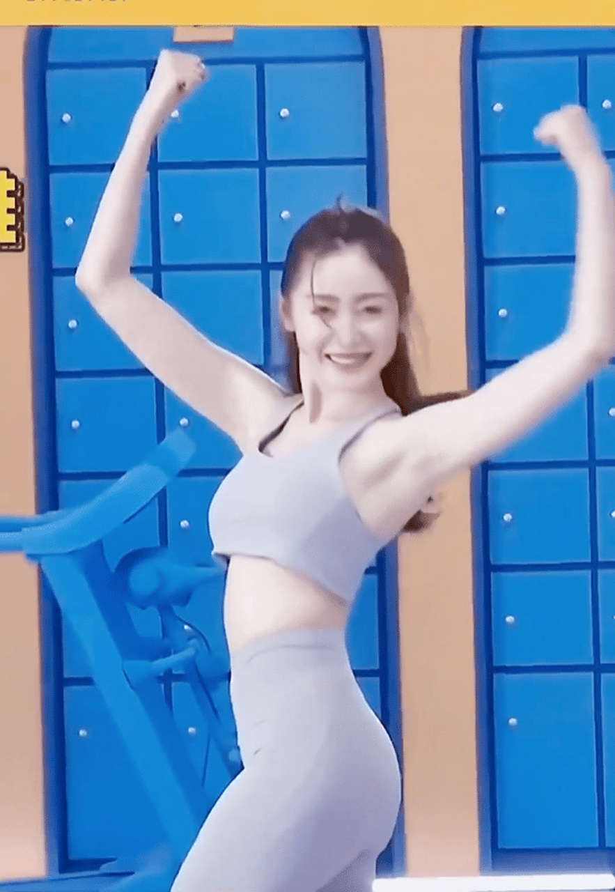 张天爱不好好练瑜伽,怎么还开始摆pose了,自己看起来好开心呀!