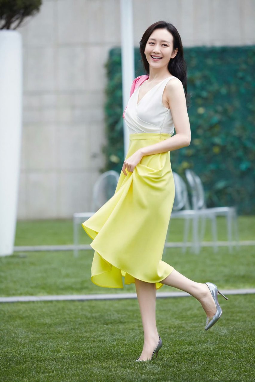 王鸥美腿玉足大赏,这大长腿与脚丫太带劲了,让人难以忘怀!