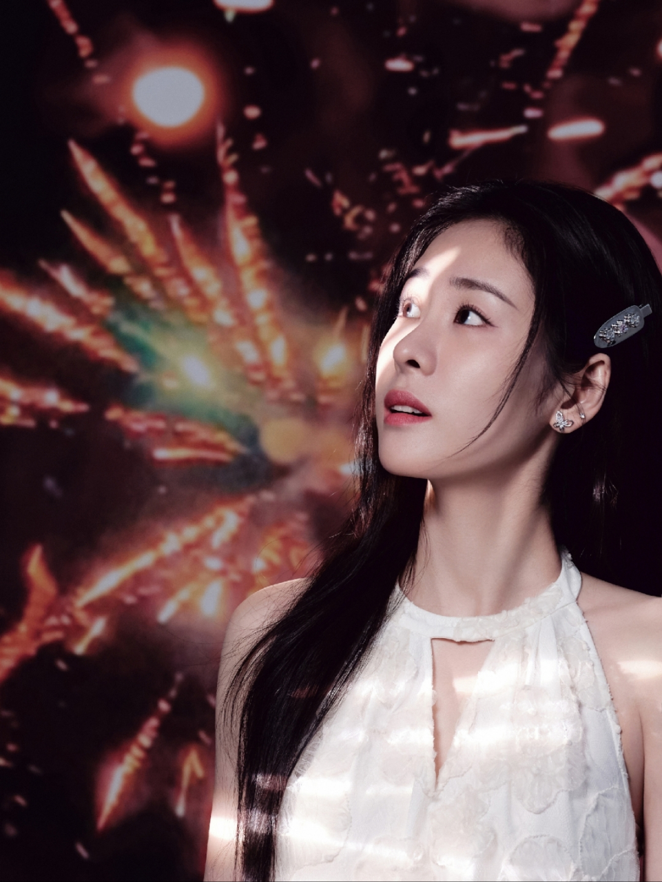 张碧晨白色连衣裙写真,搭配着白色丝袜诱惑力直接拉满,太性感了!