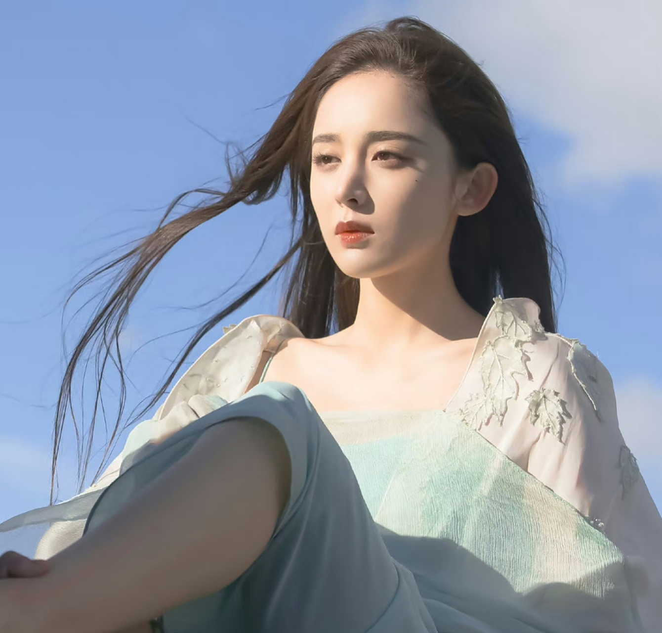 古力娜扎长发飘飘仿佛不食人间烟火的仙子,不过是谁在摆弄娜扎的玉足?