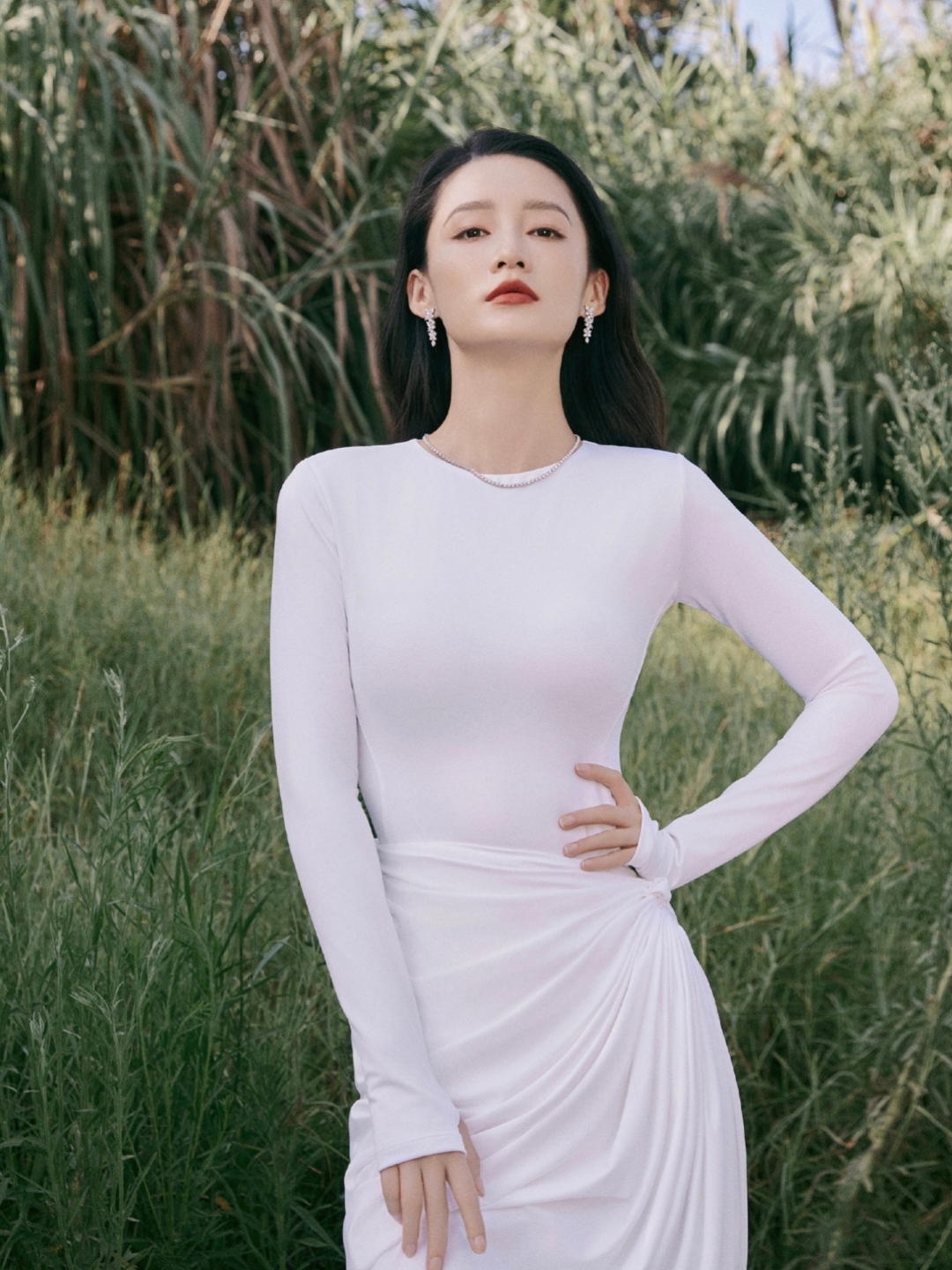 李沁纯白长裙写真,凹凸身材一览无.@苏家小娱的动态