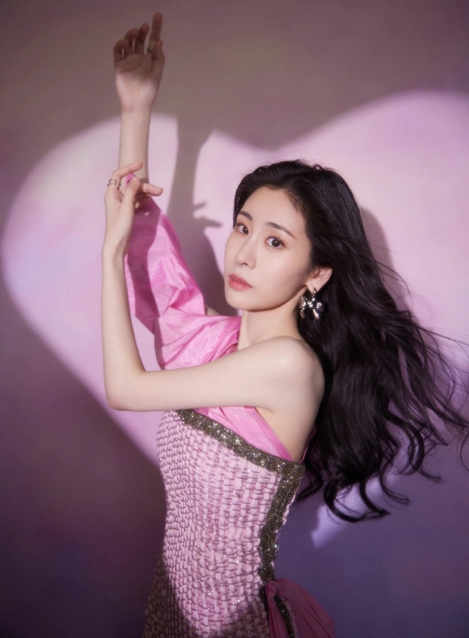 张碧晨粉色长裙浪漫写真,虽然颜值在内娱女星中不算出众,但身材与美腿